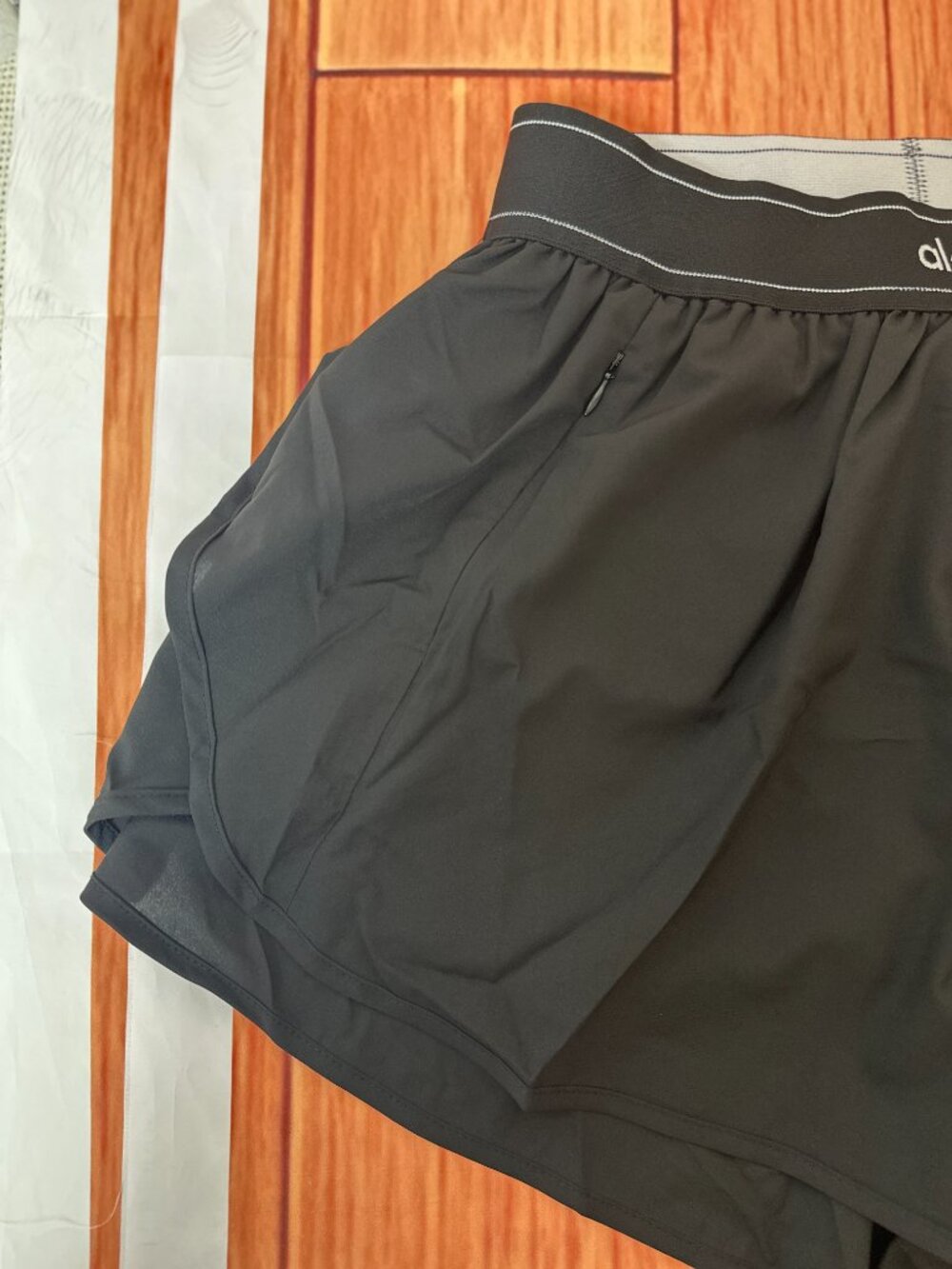 Women's Alo Yoga Shorts / Casual Athletic Pants - Size M - Picture 3 of 5